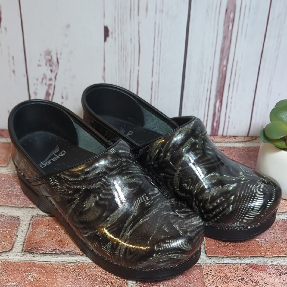 Dansko Black Professional Patent Leather Whirl Clogs Women's Size 37 or 6.5 7